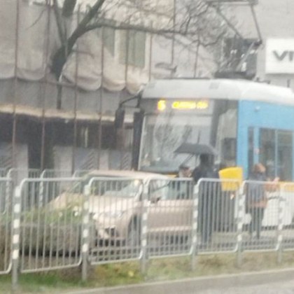 Катастрофа между кола и трамвай е станала в столицата алармират