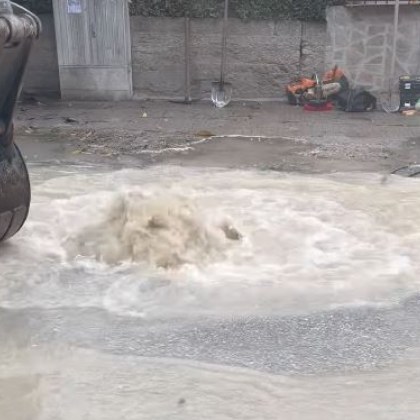 Истински гейзер бликна на улица в Пловдив Огромно количество вода