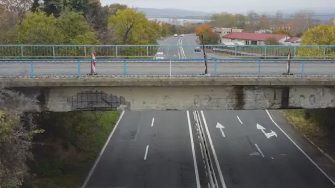 Мостът, който свързва град Черноморец със Созопол и Бургас, се