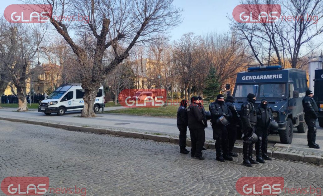 Полицаите заплашиха с масови протести, ако им замразят заплатите