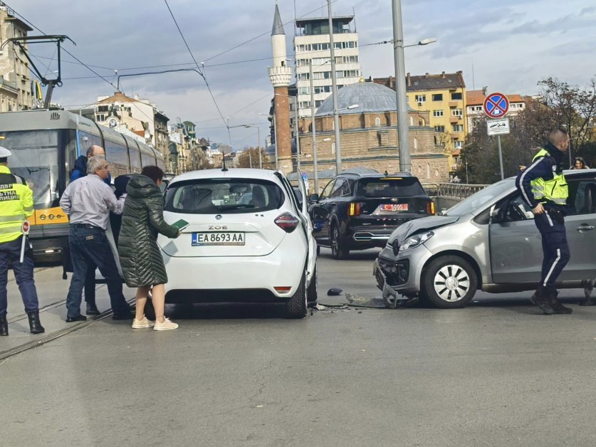 Коли се сблъскаха пред статуята на Света София, едната минала на червено СНИМКИ и ВИДЕО