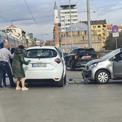 Две коли се удариха на кръстовището на булевардите Тодор Александров