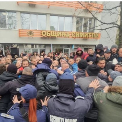 Напрежение между две протестиращи групи в Симитли Протест и контрапротест