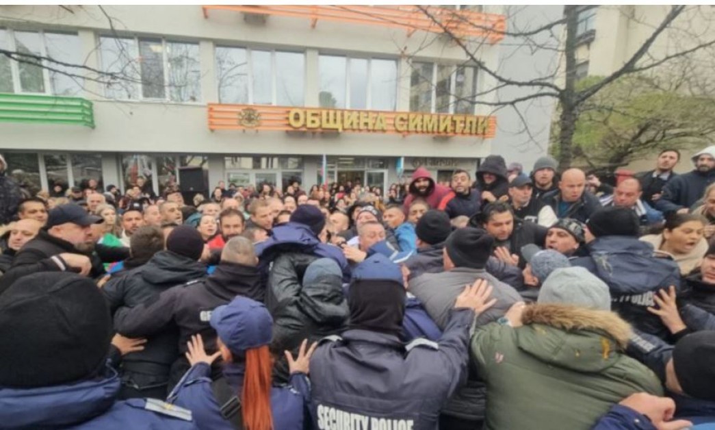 Напрежение между две протестиращи групи в Симитли.Протест и контрапротест създаде