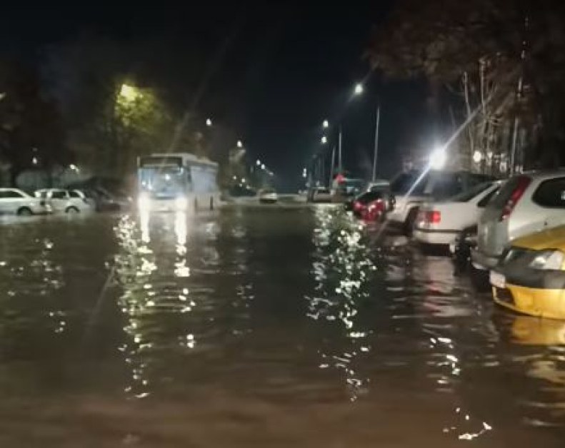 Улица се наводни в Пловдив ВИДЕО
