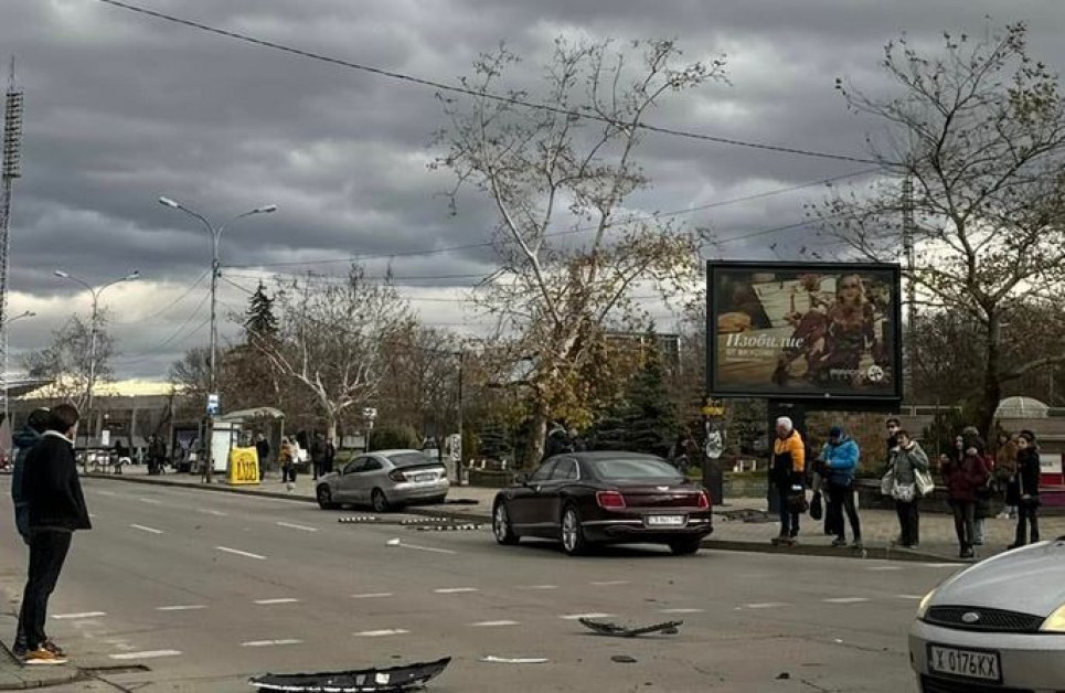 Бентли и Мерцедес се сблъскаха в столицата, има щети СНИМКИ