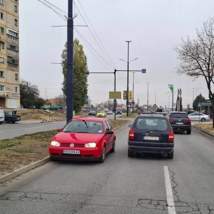 Водач с червен Голф сътвори опасно нарушение на ключова пътна