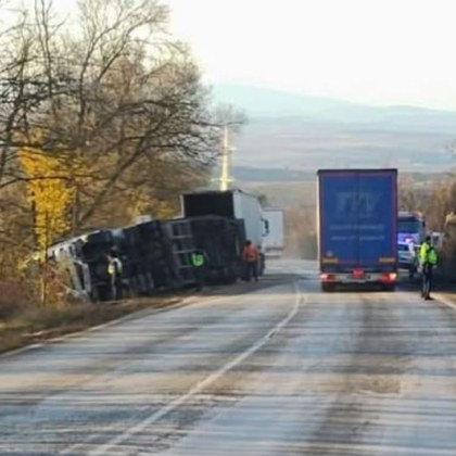 Камион се е обърнал Край Плевен За това сигнализират шофьори