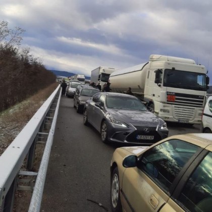 Пътно произшествие затруднява движението и на автомагистрала Струма Инцидентът е