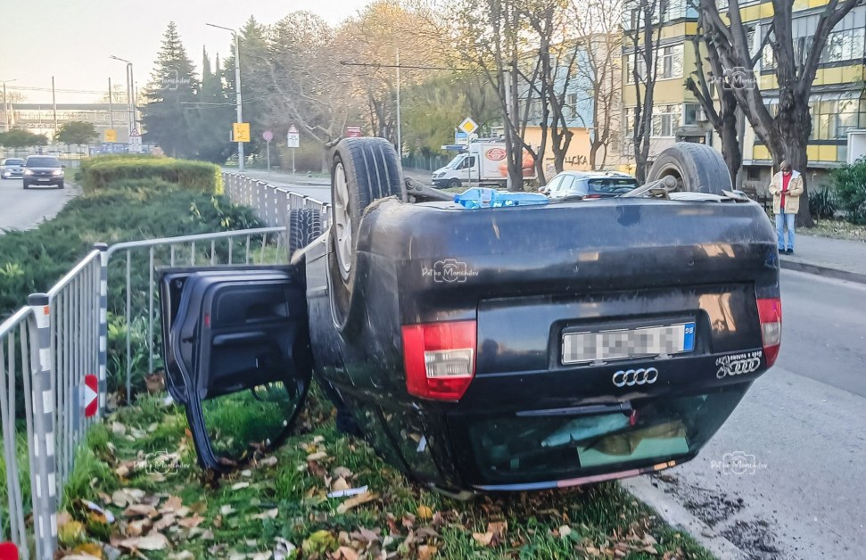 Кола е по таван във Варна СНИМКИ