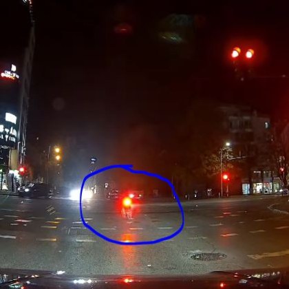 Колоездач успя да привлече вниманието на участниците в движението с