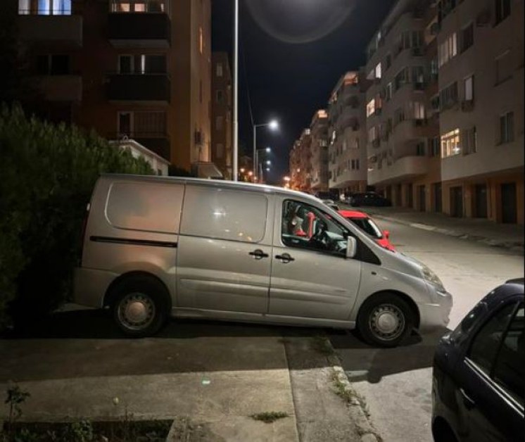 Редно ли е? Водач намери ново предназначение на тротоар СНИМКА