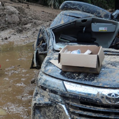 Най малко 27 загинаха след внезапни наводнения и свлачища ударили северната