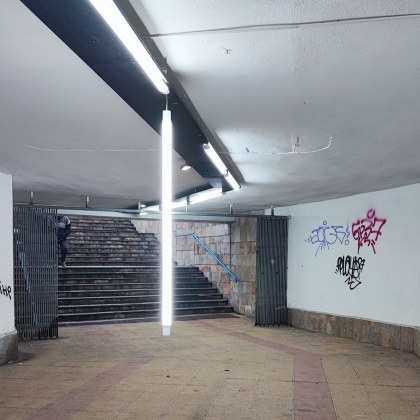 Снимка на почти паднала лампа от подлез в столичния квартал