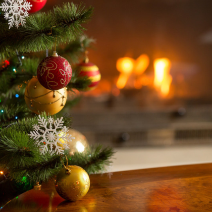 Коледното дърво е централният символ на празничния декор и носи