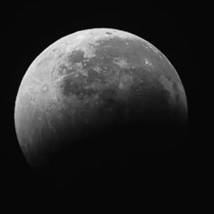 Астрологът Анджела Пърл разказа кога Луната ще промени статуса си през декември