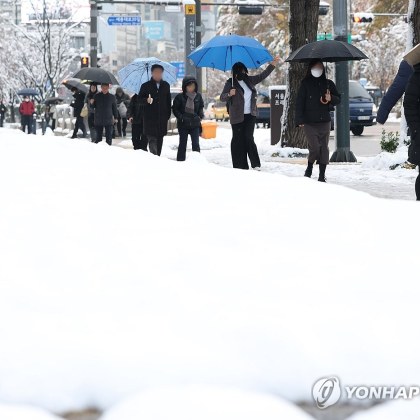 Обилен снеговалеж покри столичния регион на Южна Корея по специално Сеул