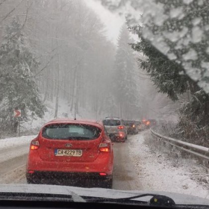 Зимна е обстановката на прохода Петрохан Бели снежинки се сипят