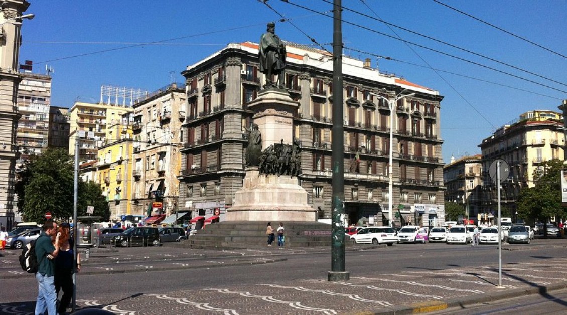 Уличната свада в Неапол не приключва с линейка, а с ръкомахане като в гимнастическа композиция
