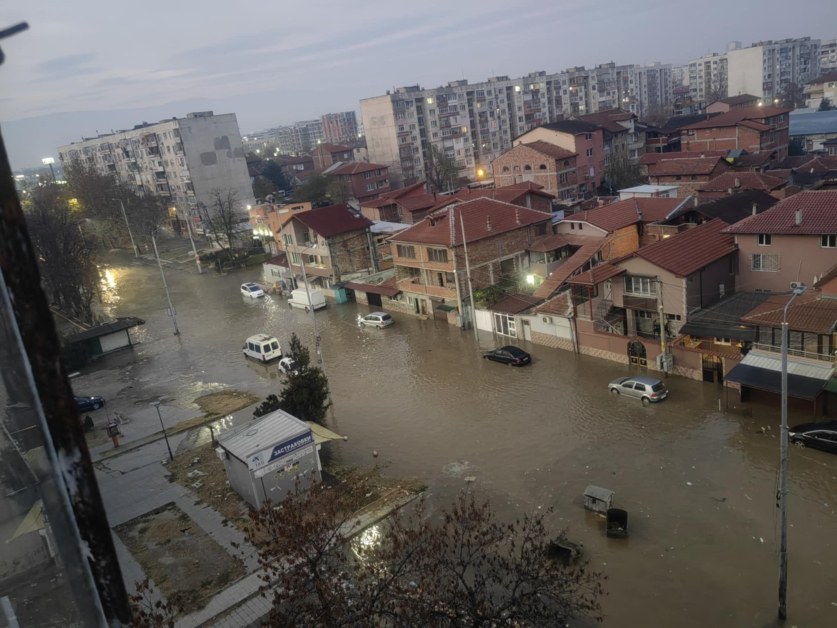 ВиК авария остави почти цял Пловдив без вода, улица се превърна в река СНИМКИ