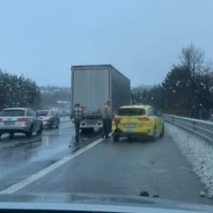 Камион и такси се удариха на АМ Тракия край София