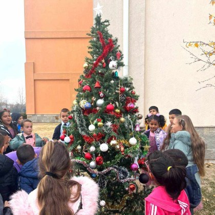Коледно настроение завладя СУ Васил Левски в Маноле С много