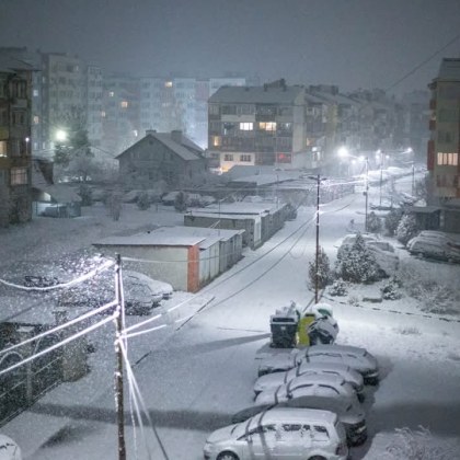 Бяла пелена покри много части на страната Сняг покри много