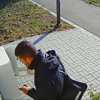 Видео на което се вижда как мъж разбива монетник на