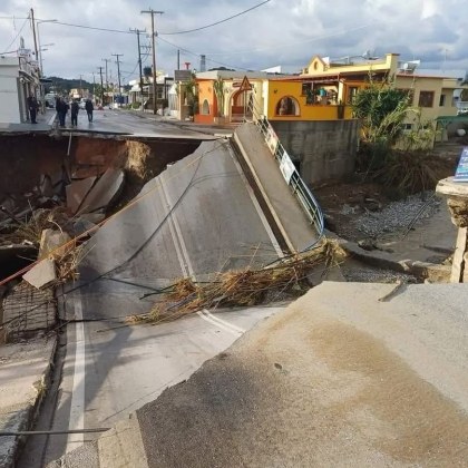 Снимки показват бедствието връхлетяло Гърция Коли са събрани на куп