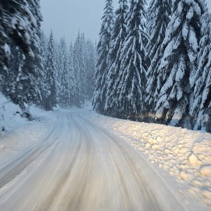 Сняг вали в почти цялата област Смолян след падане на