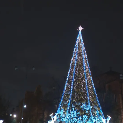 В 19 00 на площад Александър Невски грейнаха светлините на коледното дърво