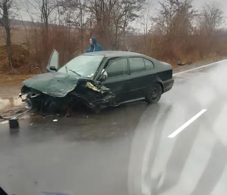 Две коли се блъснаха на пътя Стара Загора - Чирпан СНИМКИ