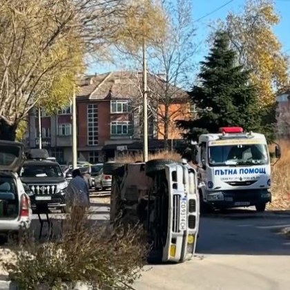 18 годишно момиче зад волана на чужд автомобил помита паркирана кола