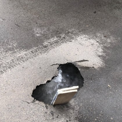 Неочаквана дупка в асфалта на улица в квартал Лозенец в