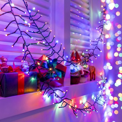 Множество домакинства фирми детски и социални заведения украсяват свои елхи