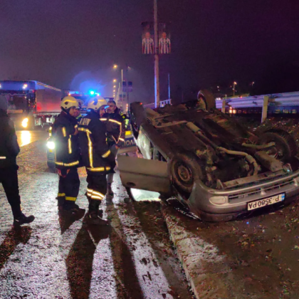 Лек автомобил в който са пътували мъж и две деца