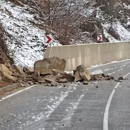 Паднали камъни затрудняват движението по пътя към Девин Инцидентът е