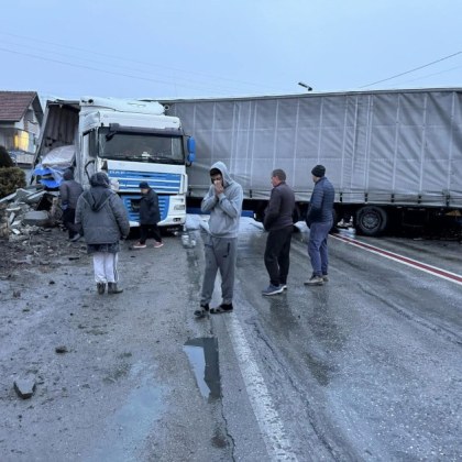 В събота румънски тир самокатастрофира и се вряза в оградите