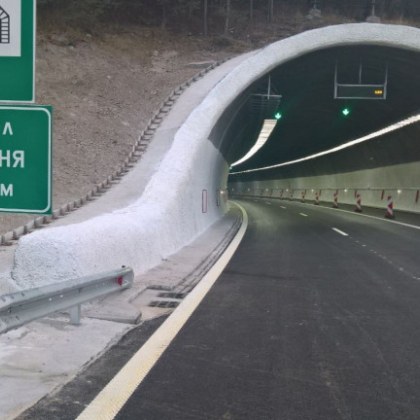 Движението на всички автомобили в тръбата в посока Бургас на