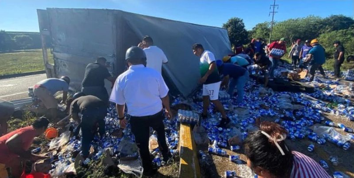 Камион с 25 тона бира се обърна в Мексико. Местните се облажиха