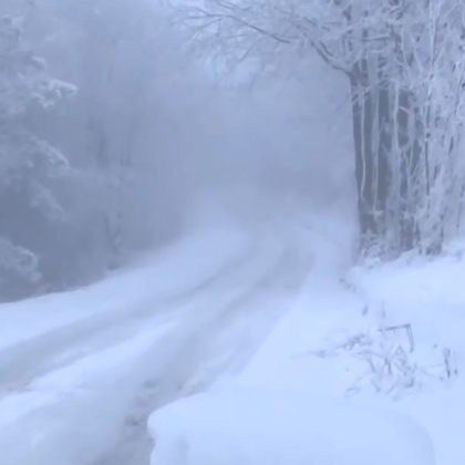 Пътят Шипка Бузлуджа е затворен заради усложнената зимна обстановка в района