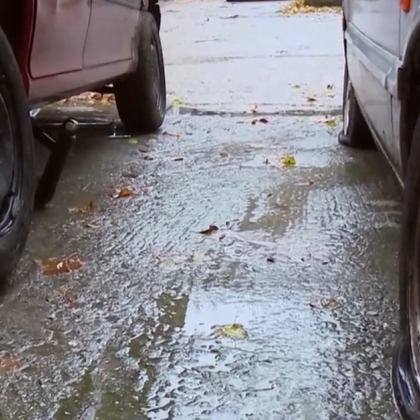 Десетки собственици на автомобили осъмнаха с прерязани гуми във Варна