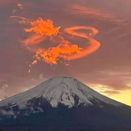 Жителите на Япония мигове преди вулканичното изригване видяха странна оптична илюзия