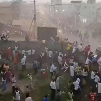 Най малко 56 души бяха убити в неделя при смазване на