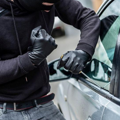 19 годишен рецидивист бе задържан за посегателства над три автомобила в