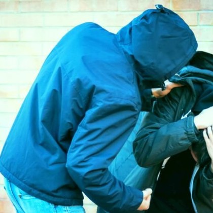 Арестуваха малолетно момче за извършен грабеж Сигнал за престъплението е