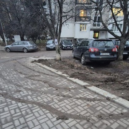 Неотдавна обновен новият тротоар в софийския квартал Младост 4 бързо