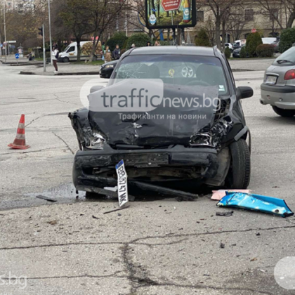 Катастрофа между два автомобила е станала на кръстовището на бул