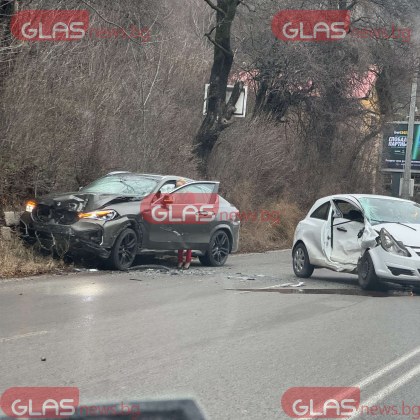 Катастрофа стана преди минути в София Два леки автомобила са