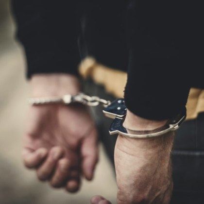 Полицаи от СДВР задържаха 73 годишен мъж по време на извършване